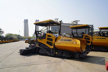 Асфальтоукладчик XCMG RP905S с плитой E600B