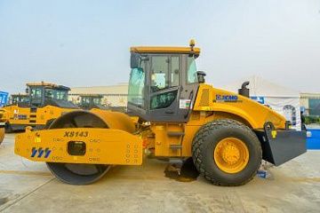 Каток одновальцовый грунтовый с гидравлическим полным приводом XCMG XS143