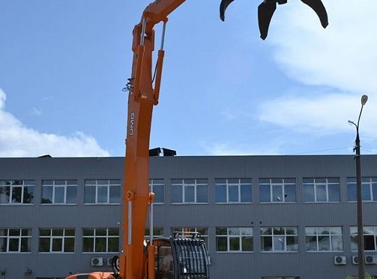 Экскаватор-перегружатель UMG Е230WHE на колёсном ходу с увеличенным опорным контуром
